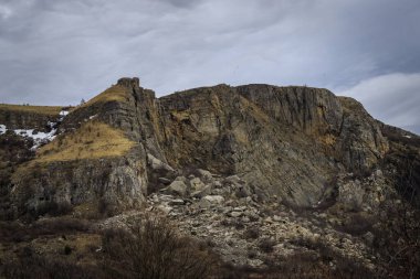 Stolo rock fenomeninden bir görüntü. Ponor Dağı 'nın tacındaki mücevher. Sofya 'dan Montana' ya (Sofya 'ya yaklaşık 50 km uzaklıkta) Bulgaristan' ın Svoge kenti yakınlarında yer almaktadır.).