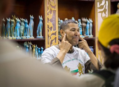 Al Qarna, Luxor, Mısır - 05.01.2024: Kaymaktaşı fabrikasını ziyaret etmek