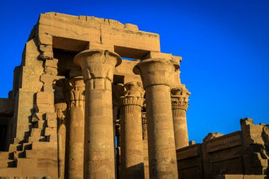 Agoa Ash Shatb, Markaz Kom Ombo, Mısır - 05.02.2024: Kom Ombo Tapınağı. Riverside Ptolemaic dönemi tapınağı, benzersiz ikili yapısı ile bilinir.