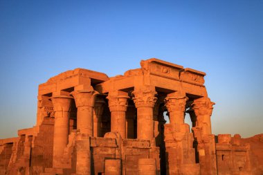 Agoa Ash Shatb, Markaz Kom Ombo, Mısır - 05.02.2024: Kom Ombo Tapınağı. Riverside Ptolemaic dönemi tapınağı, benzersiz ikili yapısı ile bilinir.