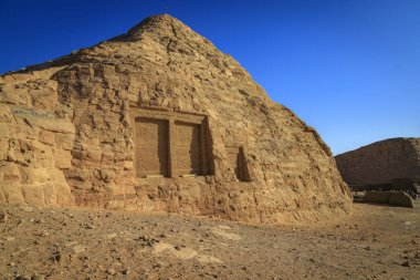 Aswan, Mısır - 05.03.2024: Abu Simbel Tapınakları. MÖ 13. yüzyıldan kalma Ramses II anıtı, Aswan barajı inşa edildiğinde iki tapınaktan biri taşındı..