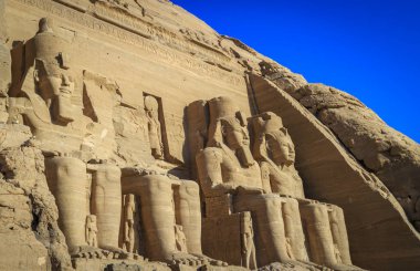 Aswan, Mısır - 05.03.2024: Abu Simbel Tapınakları. MÖ 13. yüzyıldan kalma Ramses II anıtı, Aswan barajı inşa edildiğinde iki tapınaktan biri taşındı..