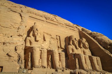 Aswan, Mısır - 05.03.2024: Abu Simbel Tapınakları. MÖ 13. yüzyıldan kalma Ramses II anıtı, Aswan barajı inşa edildiğinde iki tapınaktan biri taşındı..