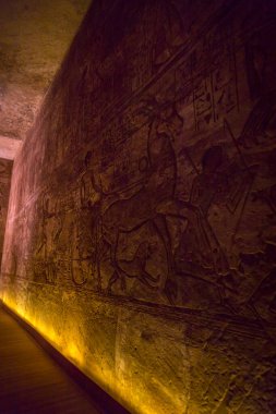 Aswan, Mısır - 05.03.2024: Abu Simbel Tapınakları. MÖ 13. yüzyıldan kalma Ramses II anıtı, Aswan barajı inşa edildiğinde iki tapınaktan biri taşındı..