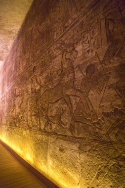 Aswan, Mısır - 05.03.2024: Abu Simbel Tapınakları. MÖ 13. yüzyıldan kalma Ramses II anıtı, Aswan barajı inşa edildiğinde iki tapınaktan biri taşındı..