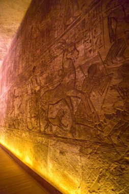 Aswan, Mısır - 05.03.2024: Abu Simbel Tapınakları. MÖ 13. yüzyıldan kalma Ramses II anıtı, Aswan barajı inşa edildiğinde iki tapınaktan biri taşındı..
