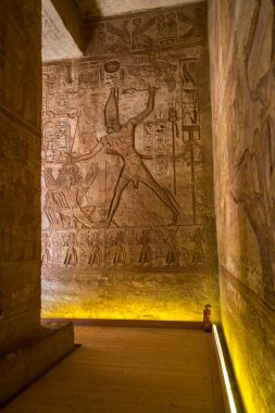 Aswan, Mısır - 05.03.2024: Abu Simbel Tapınakları. MÖ 13. yüzyıldan kalma Ramses II anıtı, Aswan barajı inşa edildiğinde iki tapınaktan biri taşındı..