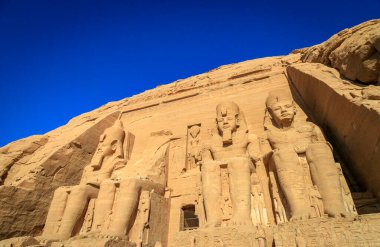 Aswan, Mısır - 05.03.2024: Abu Simbel Tapınakları. MÖ 13. yüzyıldan kalma Ramses II anıtı, Aswan barajı inşa edildiğinde iki tapınaktan biri taşındı..