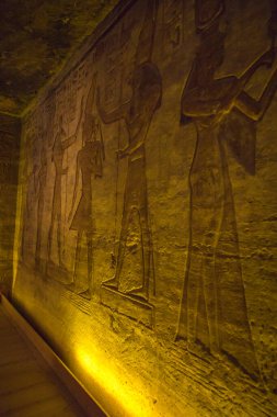 Aswan, Mısır - 05.03.2024: Abu Simbel Tapınakları. MÖ 13. yüzyıldan kalma Ramses II anıtı, Aswan barajı inşa edildiğinde iki tapınaktan biri taşındı..