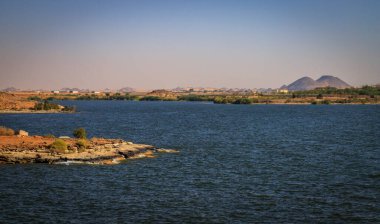 Aswan, Mısır - 05.03.2024: Abu Simbel Tapınakları. MÖ 13. yüzyıldan kalma Ramses II anıtı, Aswan barajı inşa edildiğinde iki tapınaktan biri taşındı..
