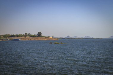 Aswan, Mısır - 05.03.2024: Abu Simbel Tapınakları. MÖ 13. yüzyıldan kalma Ramses II anıtı, Aswan barajı inşa edildiğinde iki tapınaktan biri taşındı..