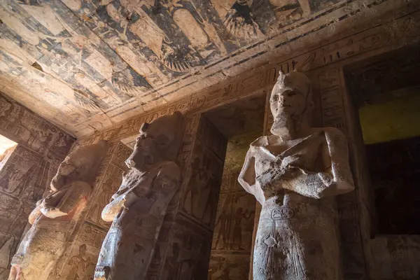 Aswan, Mısır - 05.03.2024: Abu Simbel Tapınakları. MÖ 13. yüzyıldan kalma Ramses II anıtı, Aswan barajı inşa edildiğinde iki tapınaktan biri taşındı..