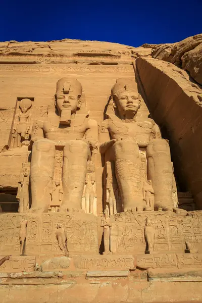 Aswan, Mısır - 05.03.2024: Abu Simbel Tapınakları. MÖ 13. yüzyıldan kalma Ramses II anıtı, Aswan barajı inşa edildiğinde iki tapınaktan biri taşındı..