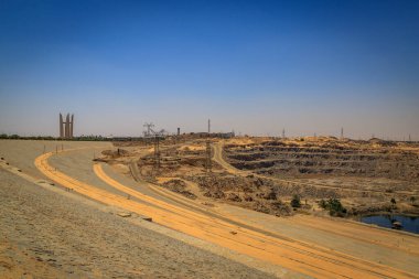 Yüksek Baraj. Landmark Nile barajı, ilk olarak İngilizler tarafından 1898 'de inşa edildi ve 1970' te daha büyük bir versiyonu tamamlandı. Aswan, Mısır