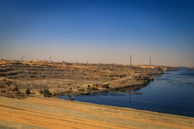 Yüksek Baraj. Landmark Nile barajı, ilk olarak İngilizler tarafından 1898 'de inşa edildi ve 1970' te daha büyük bir versiyonu tamamlandı. Aswan, Mısır
