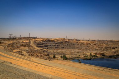 Yüksek Baraj. Landmark Nile barajı, ilk olarak İngilizler tarafından 1898 'de inşa edildi ve 1970' te daha büyük bir versiyonu tamamlandı. Aswan, Mısır