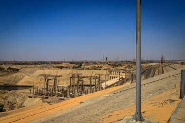 Yüksek Baraj. Landmark Nile barajı, ilk olarak İngilizler tarafından 1898 'de inşa edildi ve 1970' te daha büyük bir versiyonu tamamlandı. Aswan, Mısır