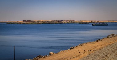 Yüksek Baraj. Landmark Nile barajı, ilk olarak İngilizler tarafından 1898 'de inşa edildi ve 1970' te daha büyük bir versiyonu tamamlandı. Aswan, Mısır