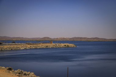 Yüksek Baraj. Landmark Nile barajı, ilk olarak İngilizler tarafından 1898 'de inşa edildi ve 1970' te daha büyük bir versiyonu tamamlandı. Aswan, Mısır