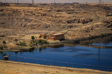Yüksek Baraj. Landmark Nile barajı, ilk olarak İngilizler tarafından 1898 'de inşa edildi ve 1970' te daha büyük bir versiyonu tamamlandı. Aswan, Mısır