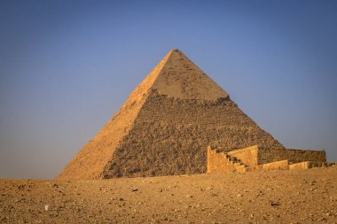 Kahire, Mısır - 05.03.2024: Giza Necropolis, Büyük Piramitler, Büyük Sfenks ve diğer tanınmış harabelerin yer aldığı ünlü arkeolojik alan.