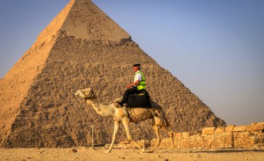 Kahire, Mısır - 05.03.2024: Giza Necropolis, Büyük Piramitler, Büyük Sfenks ve diğer tanınmış harabelerin yer aldığı ünlü arkeolojik alan.