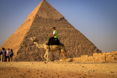 Kahire, Mısır - 05.03.2024: Giza Necropolis, Büyük Piramitler, Büyük Sfenks ve diğer tanınmış harabelerin yer aldığı ünlü arkeolojik alan.