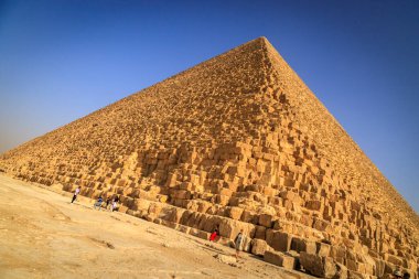 Kahire, Mısır - 05.03.2024: Giza Necropolis, Büyük Piramitler, Büyük Sfenks ve diğer tanınmış harabelerin yer aldığı ünlü arkeolojik alan.