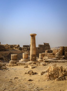 Kahire, Mısır - 05.03.2024: Giza Necropolis, Büyük Piramitler, Büyük Sfenks ve diğer tanınmış harabelerin yer aldığı ünlü arkeolojik alan.