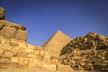 Kahire, Mısır - 05.03.2024: Giza Necropolis, Büyük Piramitler, Büyük Sfenks ve diğer tanınmış harabelerin yer aldığı ünlü arkeolojik alan.