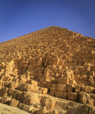 Kahire, Mısır - 05.03.2024: Giza Necropolis, Büyük Piramitler, Büyük Sfenks ve diğer tanınmış harabelerin yer aldığı ünlü arkeolojik alan.