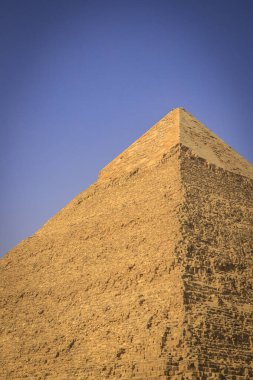 Kahire, Mısır - 05.03.2024: Giza Necropolis, Büyük Piramitler, Büyük Sfenks ve diğer tanınmış harabelerin yer aldığı ünlü arkeolojik alan.