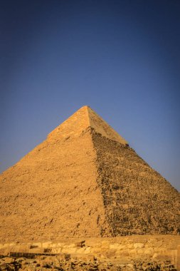 Kahire, Mısır - 05.03.2024: Giza Necropolis, Büyük Piramitler, Büyük Sfenks ve diğer tanınmış harabelerin yer aldığı ünlü arkeolojik alan.
