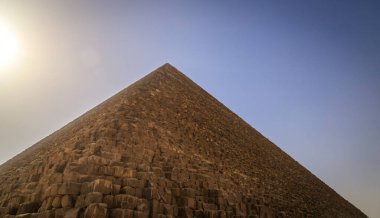 Kahire, Mısır - 05.03.2024: Giza Necropolis, Büyük Piramitler, Büyük Sfenks ve diğer tanınmış harabelerin yer aldığı ünlü arkeolojik alan.