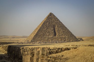 Kahire, Mısır - 05.03.2024: Giza Necropolis, Büyük Piramitler, Büyük Sfenks ve diğer tanınmış harabelerin yer aldığı ünlü arkeolojik alan.