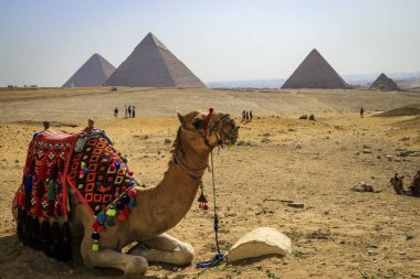 Kahire, Mısır - 05.03.2024: Giza Necropolis, Büyük Piramitler, Büyük Sfenks ve diğer tanınmış harabelerin yer aldığı ünlü arkeolojik alan.