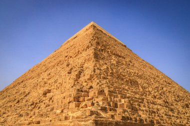 Kahire, Mısır - 05.03.2024: Giza Necropolis, Büyük Piramitler, Büyük Sfenks ve diğer tanınmış harabelerin yer aldığı ünlü arkeolojik alan.