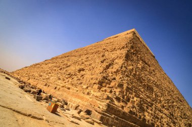 Kahire, Mısır - 05.03.2024: Giza Necropolis, Büyük Piramitler, Büyük Sfenks ve diğer tanınmış harabelerin yer aldığı ünlü arkeolojik alan.