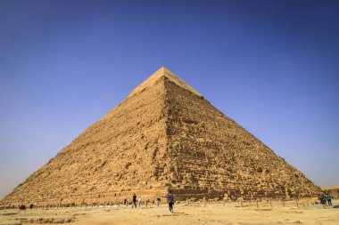 Kahire, Mısır - 05.03.2024: Giza Necropolis, Büyük Piramitler, Büyük Sfenks ve diğer tanınmış harabelerin yer aldığı ünlü arkeolojik alan.