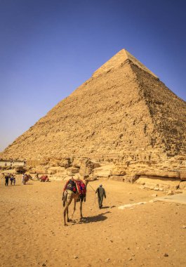 Kahire, Mısır - 05.03.2024: Giza Necropolis, Büyük Piramitler, Büyük Sfenks ve diğer tanınmış harabelerin yer aldığı ünlü arkeolojik alan.