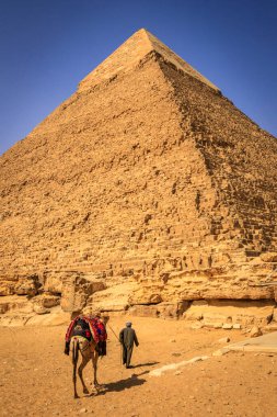 Kahire, Mısır - 05.03.2024: Giza Necropolis, Büyük Piramitler, Büyük Sfenks ve diğer tanınmış harabelerin yer aldığı ünlü arkeolojik alan.