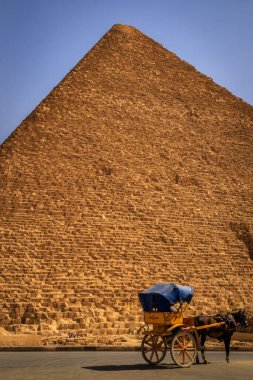 Kahire, Mısır - 05.03.2024: Giza Necropolis, Büyük Piramitler, Büyük Sfenks ve diğer tanınmış harabelerin yer aldığı ünlü arkeolojik alan.
