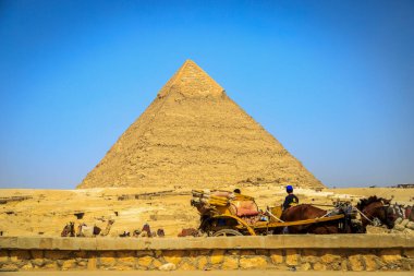 Kahire, Mısır - 05.03.2024: Giza Necropolis, Büyük Piramitler, Büyük Sfenks ve diğer tanınmış harabelerin yer aldığı ünlü arkeolojik alan.
