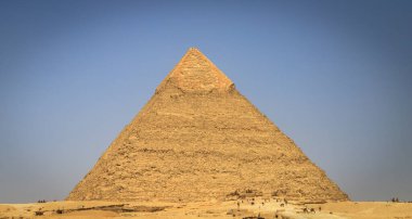 Kahire, Mısır - 05.03.2024: Giza Necropolis, Büyük Piramitler, Büyük Sfenks ve diğer tanınmış harabelerin yer aldığı ünlü arkeolojik alan.