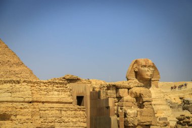 Kahire, Mısır - 05.03.2024: Giza Necropolis, Büyük Piramitler, Büyük Sfenks ve diğer tanınmış harabelerin yer aldığı ünlü arkeolojik alan.
