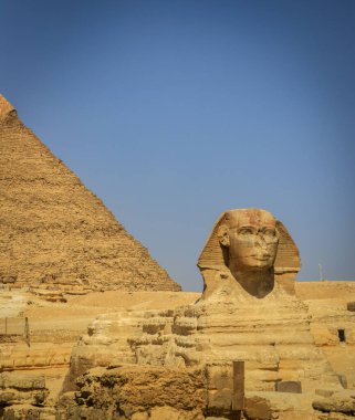 Kahire, Mısır - 05.03.2024: Giza Necropolis, Büyük Piramitler, Büyük Sfenks ve diğer tanınmış harabelerin yer aldığı ünlü arkeolojik alan.