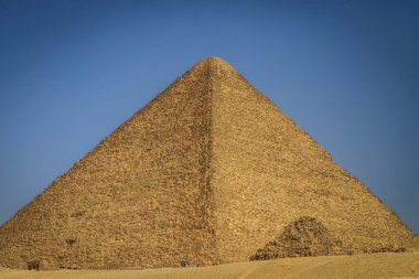 Kahire, Mısır - 05.03.2024: Giza Necropolis, Büyük Piramitler, Büyük Sfenks ve diğer tanınmış harabelerin yer aldığı ünlü arkeolojik alan.