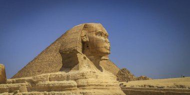 Kahire, Mısır - 05.03.2024: Giza Necropolis, Büyük Piramitler, Büyük Sfenks ve diğer tanınmış harabelerin yer aldığı ünlü arkeolojik alan.