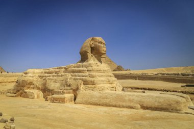 Kahire, Mısır - 05.03.2024: Giza Necropolis, Büyük Piramitler, Büyük Sfenks ve diğer tanınmış harabelerin yer aldığı ünlü arkeolojik alan.