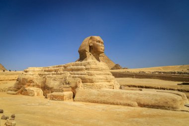 Kahire, Mısır - 05.03.2024: Giza Necropolis, Büyük Piramitler, Büyük Sfenks ve diğer tanınmış harabelerin yer aldığı ünlü arkeolojik alan.
